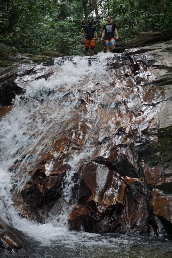 Der Wanderweg führte die gesamte Zeit am 4,5 km langen Wasserfall entlang, ...